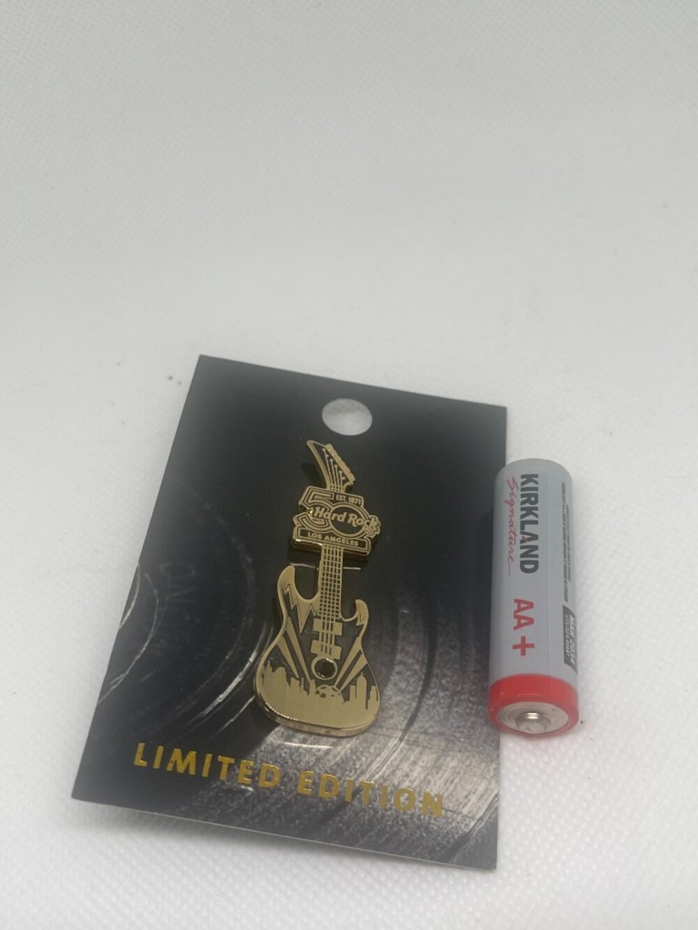 Hard Rock Cafe Los Angeles 50th Anniversary Limited Edition Guitar Pin - Picture 4 of 4